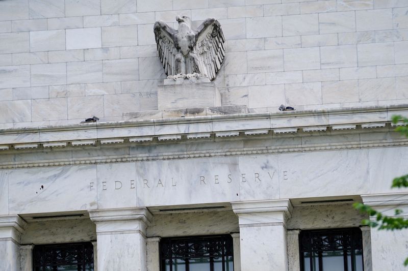 Black Swan Hedge Fund Predicts Market Crash in Response to Fed Rate Cuts