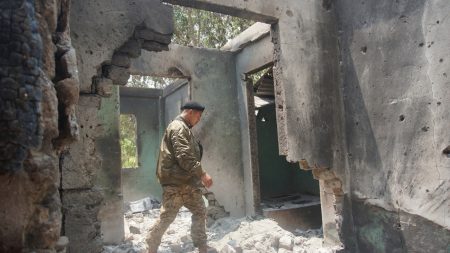 Ethnic Karen guerrilla fighters officially retreat from Burmese border town captured by army two weeks ago