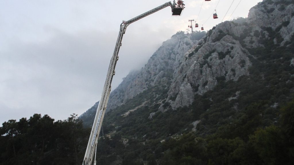 One passenger killed and 7 injured in cable car accident in Turkey, leaving many stranded