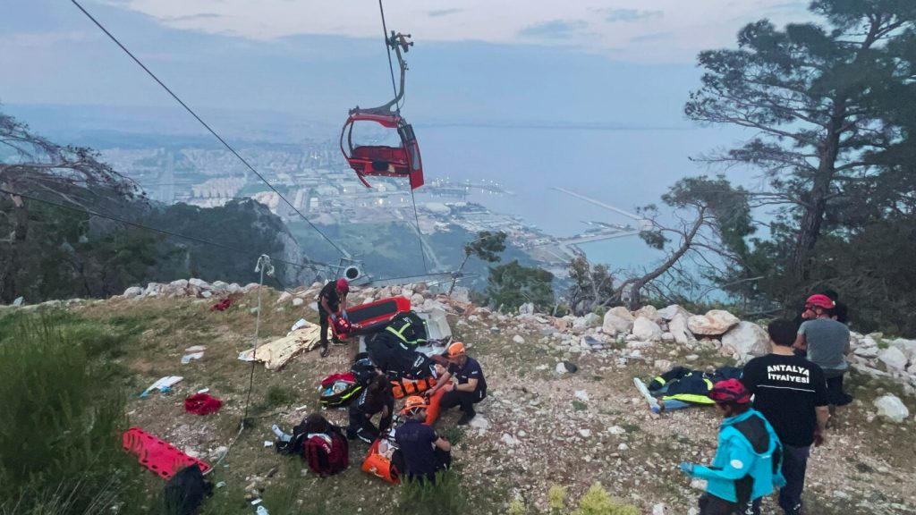 Rescue Operation Saves 174 Individuals Stranded in Air Following Tragic Cable Car Accident in Turkey