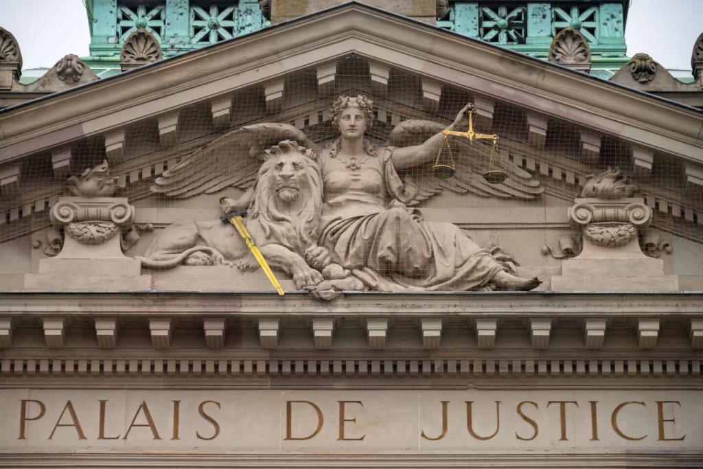 It is finally necessary to give a real political impetus to the fight against corruption.