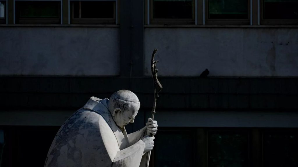 rewrite this title Hospitalised Pope Francis in good spirits, says Italian PM Meloni