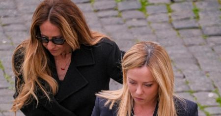 rewrite this title in english FdI, appello alla responsabilità di Arianna Meloni: “Aiutiamo Giorgia a portare l’anello”