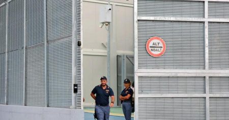 rewrite this title in english Migranti. Le opposizioni: “Cambiare strategia, speso un miliardo inutilmente”