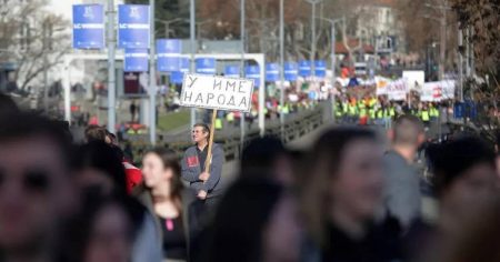 rewrite this title in english Serbia, le dimissioni del governo non fermano la protesta: gli studenti occupano i ponti a Novi Sad