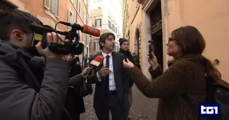 rewrite this title in english Maggioranza compatta sulla riforma della giustizia e sull'immigrazione, le opposizioni attaccano