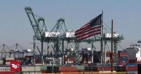 rewrite this title in english Messico e Canada reagiscono ai dazi voluti da Trump, agenti al confine e controllo del fentanyl