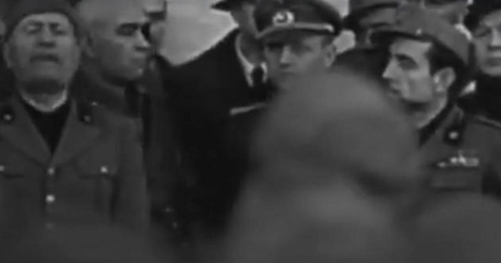 rewrite this title in english Il comune di Salò toglie la cittadinanza onorario al duce