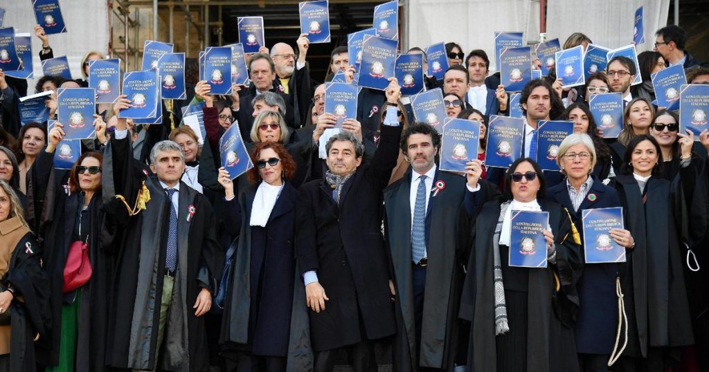 rewrite this title in english Sciopero dei magistrati: flash mob in tutta Italia “Contro la riforma e a difesa della Costituzione”