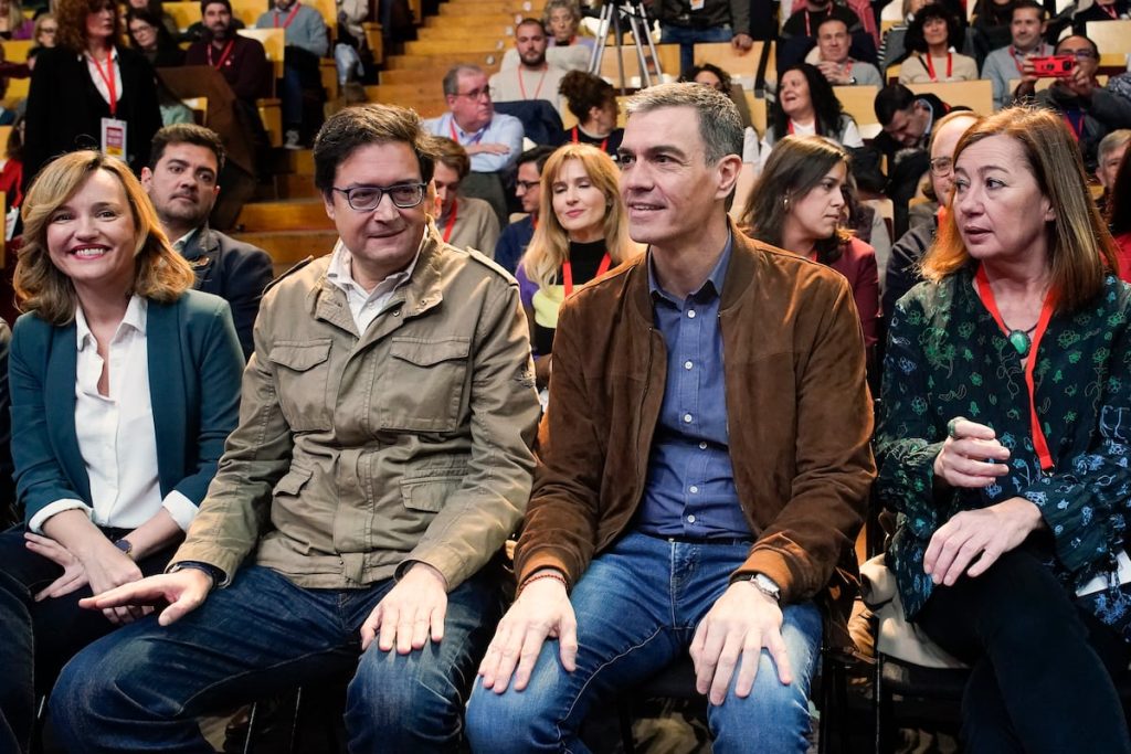 rewrite this title in english Sánchez identifica a Ayuso con la “multinacional ultraderechista” en su plan para reconquistar Madrid