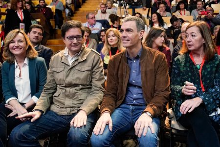 rewrite this title in english Sánchez identifica a Ayuso con la “multinacional ultraderechista” en su plan para reconquistar Madrid