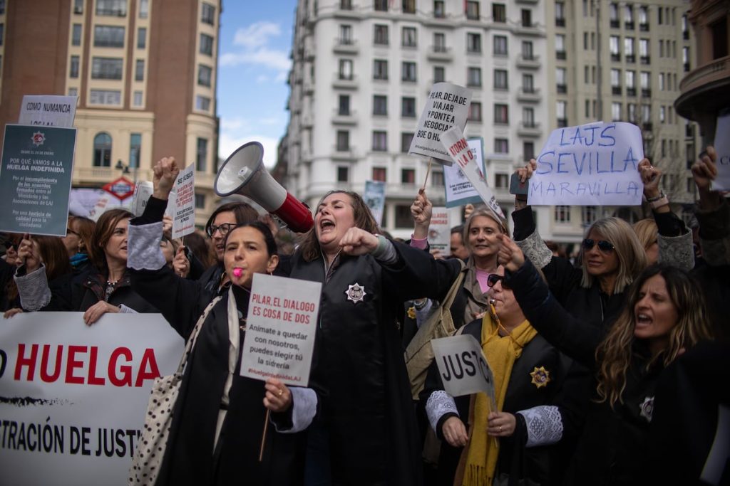 rewrite this title in english El Constitucional limita los casos en que los letrados judiciales pueden sancionar a los abogados