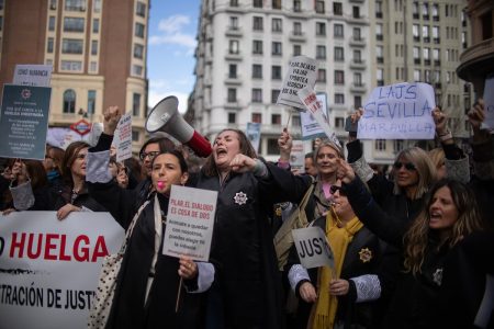 rewrite this title in english El Constitucional limita los casos en que los letrados judiciales pueden sancionar a los abogados