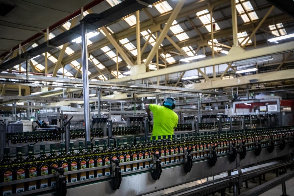 rewrite this title in english Deoleo salva una bola de partido y deja atrás la crisis del aceite de oliva