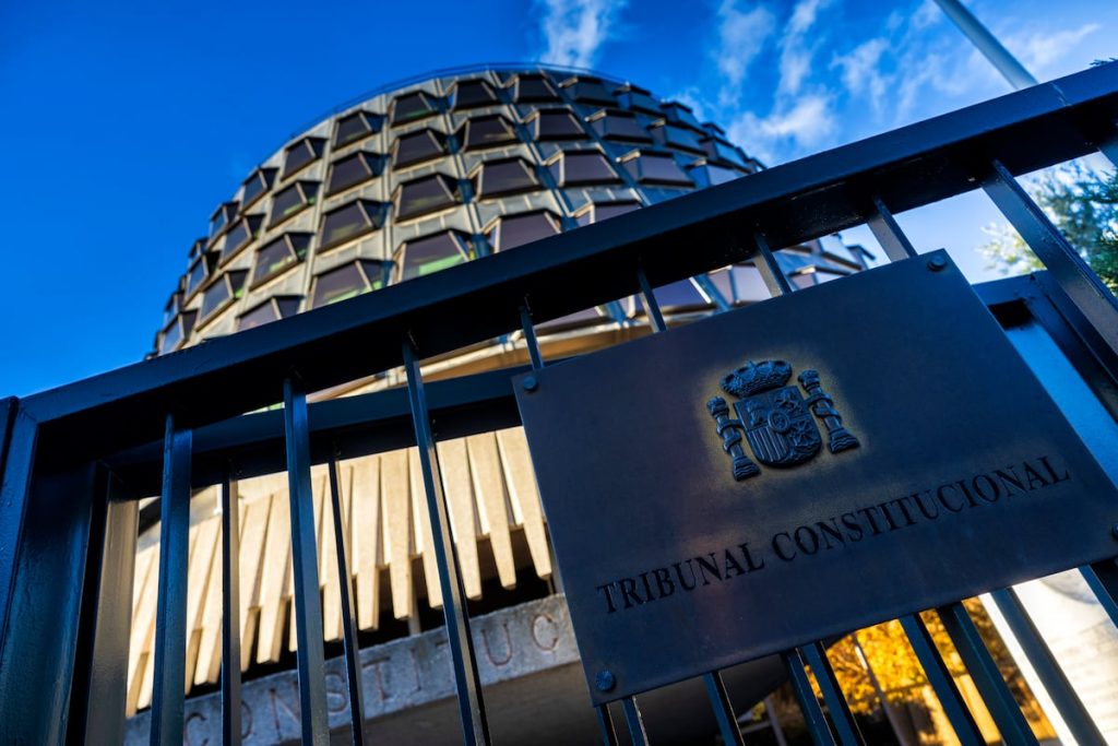 rewrite this title in english El Constitucional da amparo a un policía municipal, desprotegido tras denunciar irregularidades