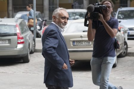 rewrite this title in english El juez impulsa el caso de la fundación andaluza Faffe al imputar a 21 ex altos cargos de la Junta