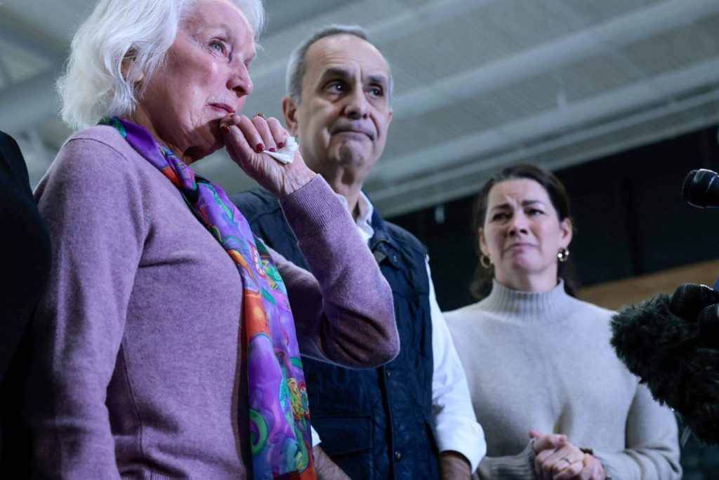 rewrite this title As Skating Club of Boston mourns jet collision, stunned community leans on history of resilience