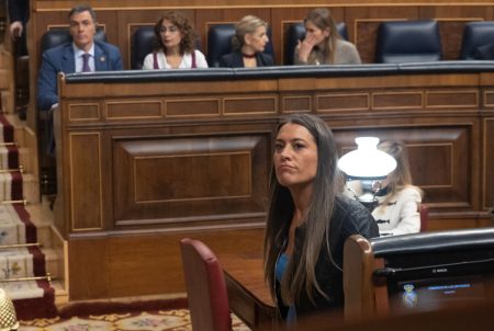rewrite this title in english Jornada de actualidad política del 4 de febrero de 2024 | El Congreso tramita la petición de Junts para que Sánchez se someta a una cuestión de confianza
