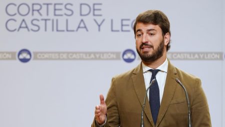 rewrite this title in english Juan García-Gallardo abandona la política por sus discrepancias con la dirección de Vox
