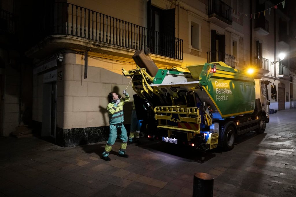 rewrite this title in english El viaje de la basura: de los municipios que aún no tienen ni contenedor de orgánico a los campeones del reciclaje
