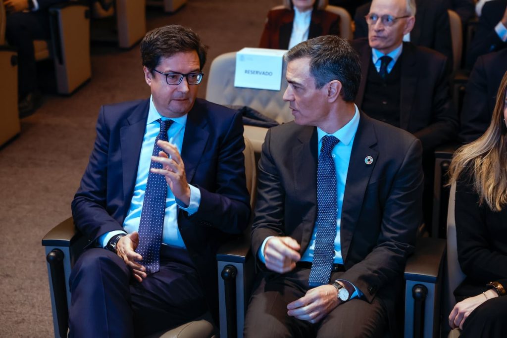 rewrite this title in english Sánchez culmina el ‘plan renove’ del PSOE en Madrid y Comunidad Valenciana en su estrategia para ser reelegido en 2027