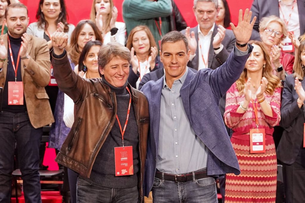 rewrite this title in english Sánchez clama por la paz en Ucrania e insta al PP a “romper los vínculos con la ultraderecha que quiere dividir Europa”