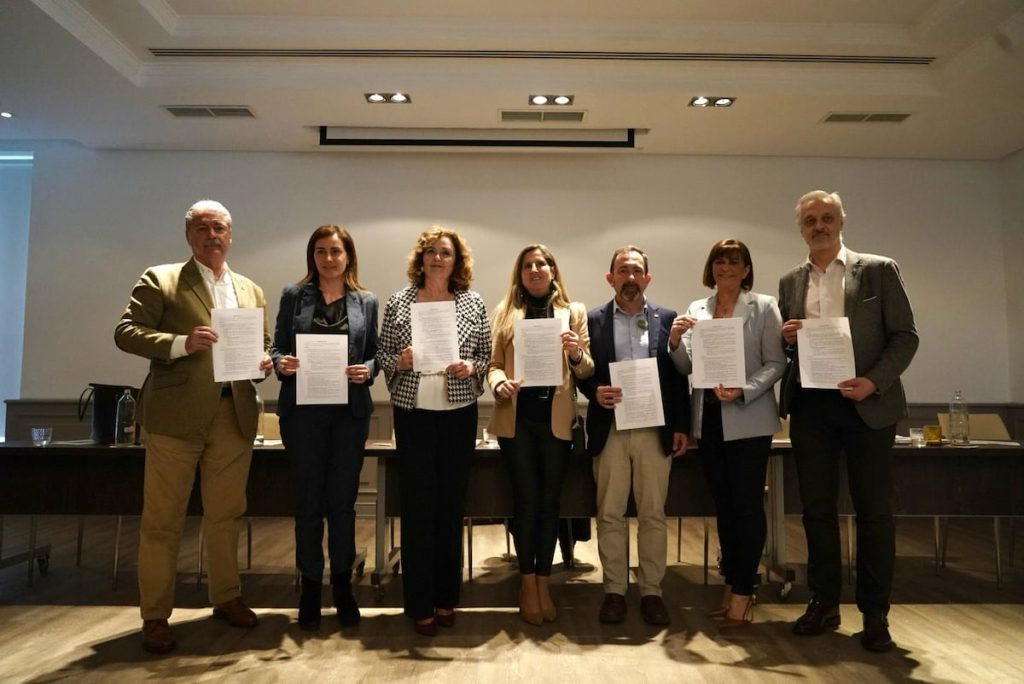 rewrite this title in english Una veintena de cargos de Vox exigen a Abascal que “rinda cuentas” y piden una “refundación”