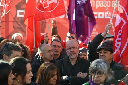 rewrite this title in english El PP enfría su relación con los sindicatos y los llama “palmeros” del Gobierno