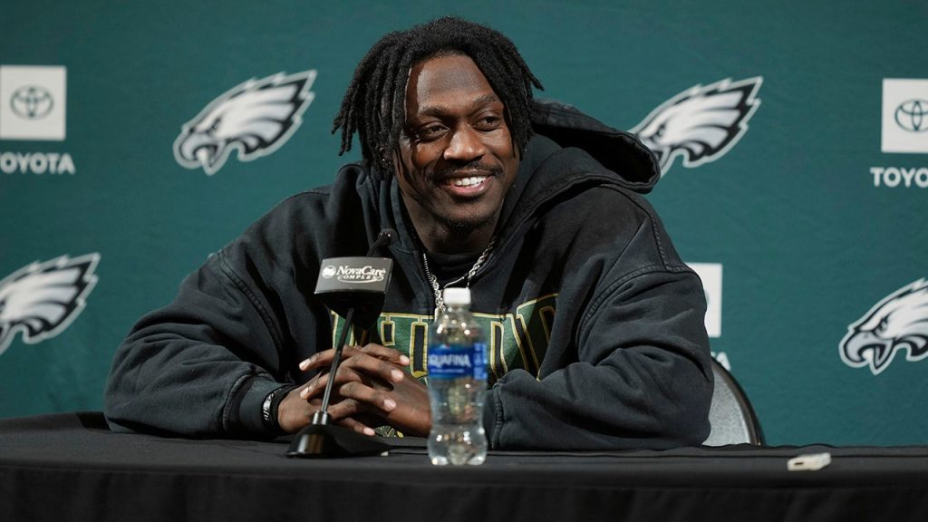 rewrite this title Eagles' A.J. Brown recalls feeling like a 'paid actor' at previous Super Bowl, a loss to the Chiefs
