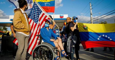 rewrite this title Trump administration ends temporary immigration program for hundreds of thousands of Venezuelans