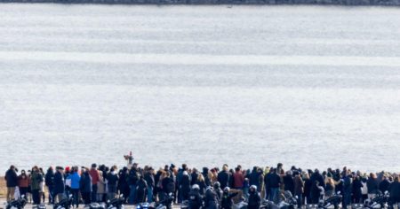 rewrite this title Families of victims visit site of plane crash near Washington, D.C.