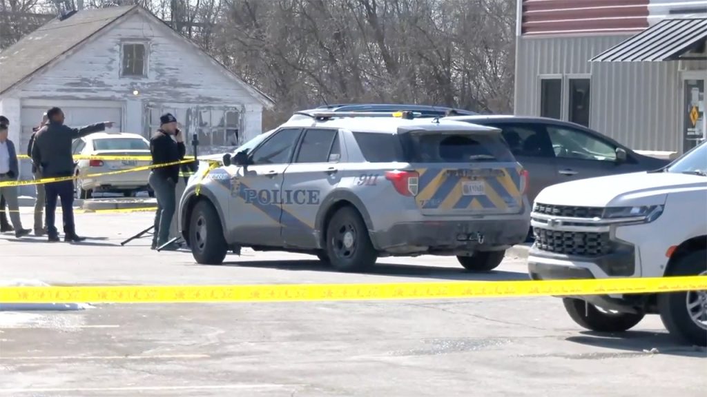 rewrite this title 3 killed in shooting outside Louisville driver's license office
