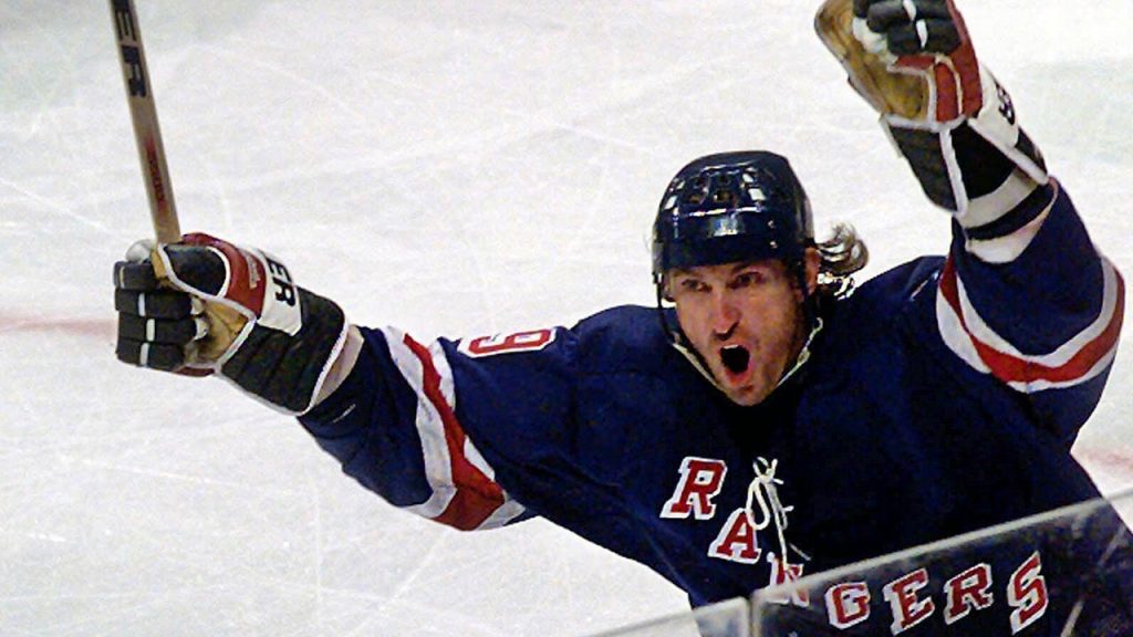 rewrite this title Hockey legend defends Wayne Gretzky amid criticism at 4 Nations final over Trump ties
