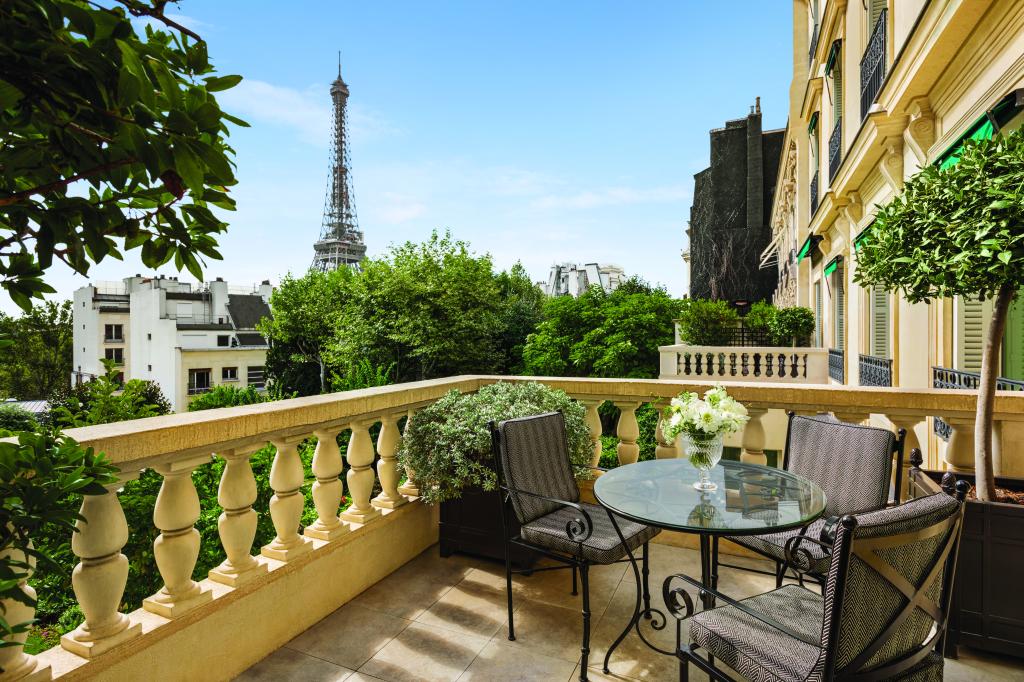 rewrite this title The fashionable guide to Paris: Haute hotels, restaurants and exhibits