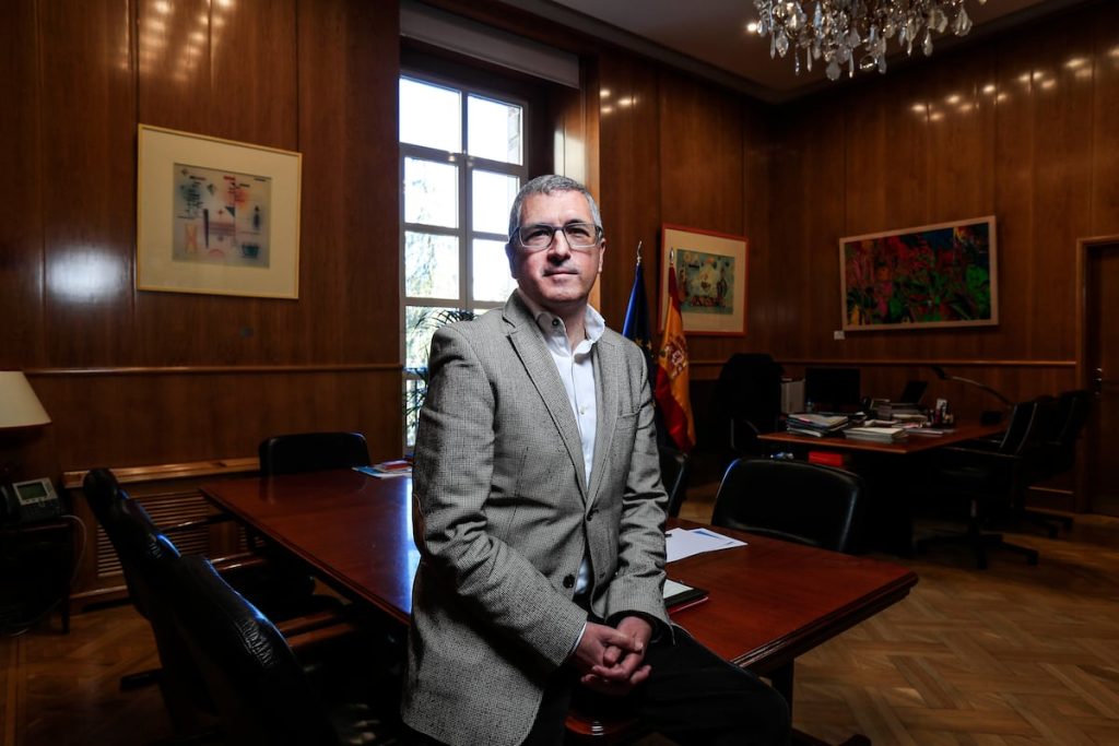 rewrite this title in english “La Generalitat debe explicar por qué ordenó retirar a los bomberos del barranco del Poyo”