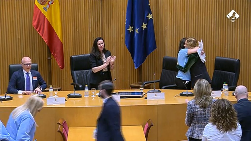 rewrite this title in english Vox patrocina en el Congreso un acto en el que se compara el feminismo con el nazismo