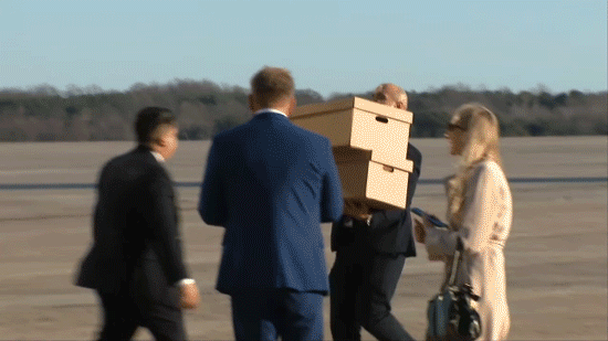 rewrite this title Trump staffers load boxes of items seized by FBI in 2022 Mar-a-Lago raid onto Air Force One