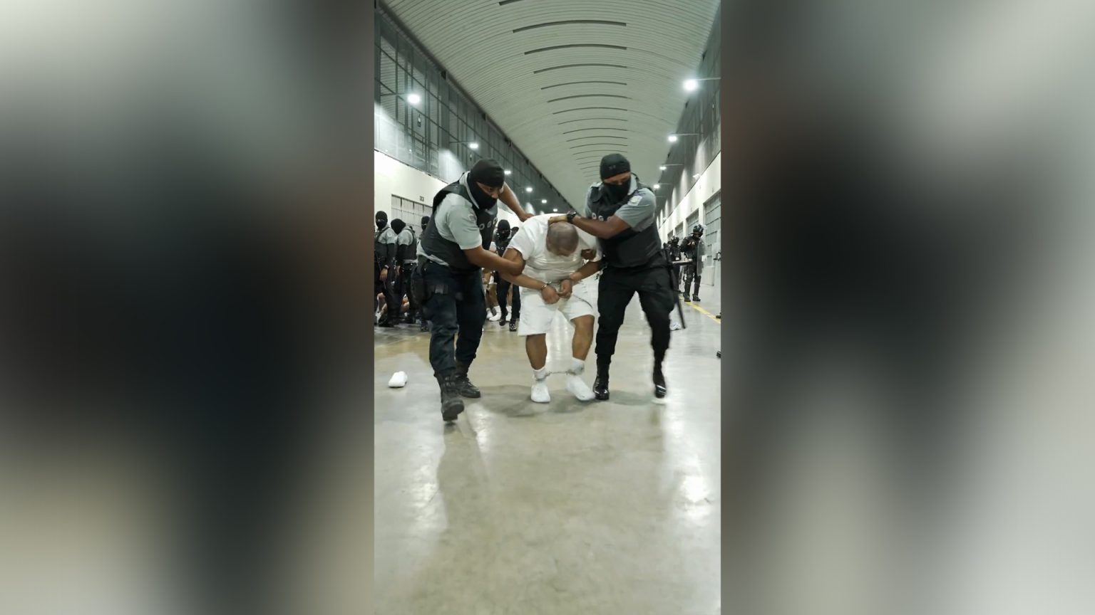 rewrite this title White House deports alleged ‘gang members’ despite court order